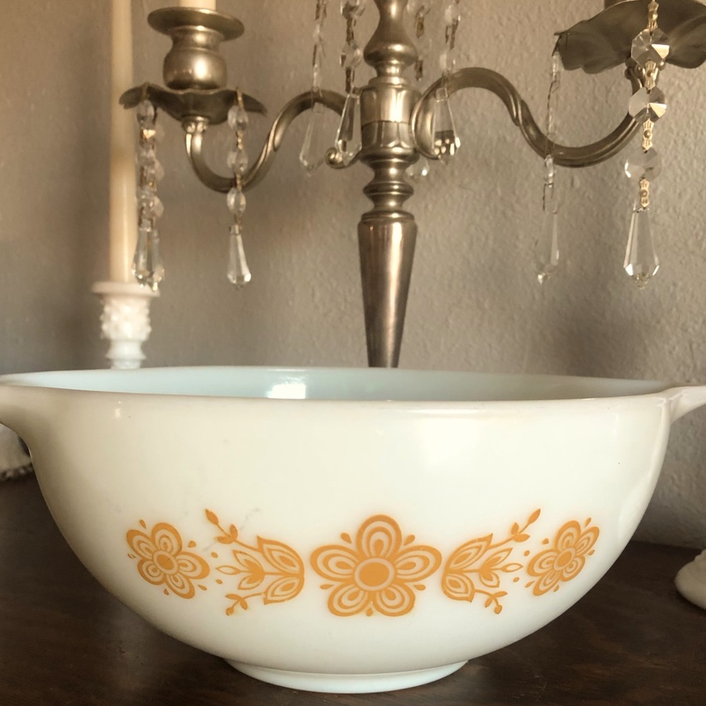 Vintage 2 1/2 quart Pyrex mixing bowl.